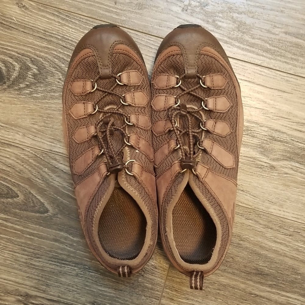 Columbia Hiking Shoes Women  9.  Brown Tenacity II, Low Top Quick Lace!